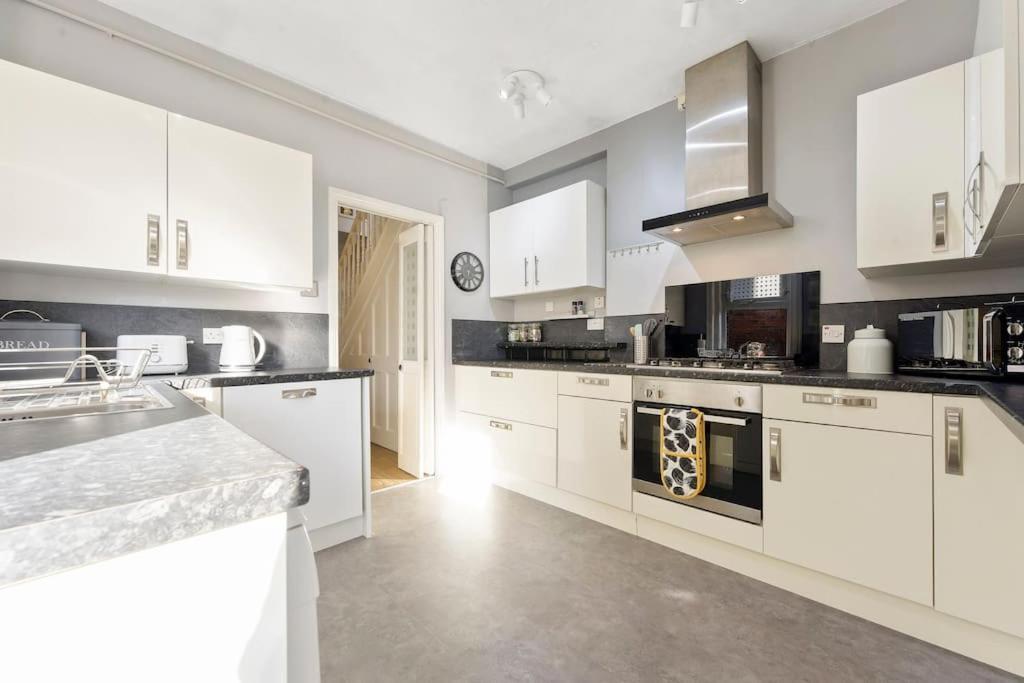 The Capstone Retreat - Beautiful Detached Family Home By Coastline Retreats, Arcade Machine, Parking, Bbq Bournemouth Buitenkant foto